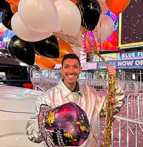 What It’s Like to Celebrate New Year’s Eve at the $450 Olive Garden Party In Times Square