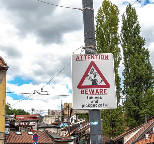 Sign warning of pickpockets and thieves