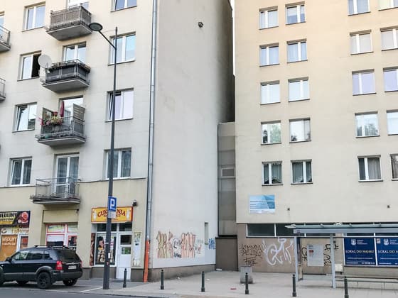 The narrow Keret House wedged between two much larger Warsaw buildings