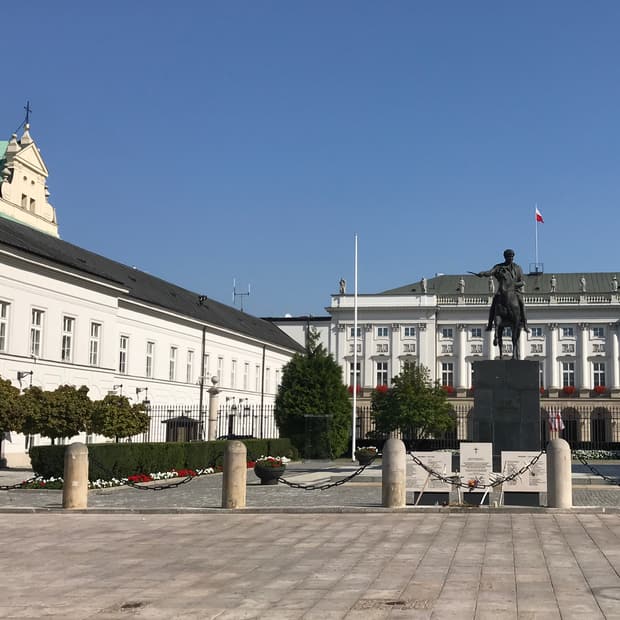The white Presidential Palace and the Poniatowski statue in its courtyard