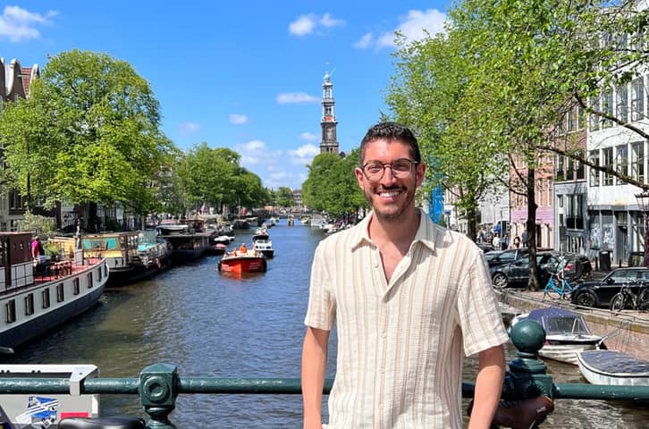 Wine, Cheese, and Houseboats: Are Amsterdam Canal Boat Tours Worth It? 🍷🧀🚤