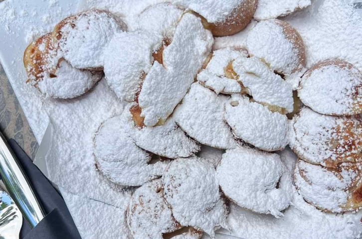 Savoring Amsterdam’s Sweets: Dutch Pancakes, Poffertjes, Stroopwafels, and More 🥞🧇
