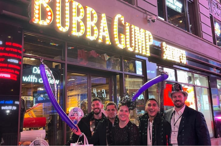 What It’s Like Celebrating New Year’s Eve at Bubba Gump Shrimp in Times Square (Ball Drop View!) 🎉