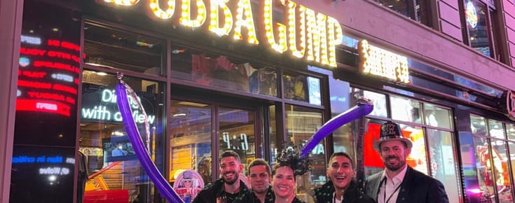 What It’s Like Celebrating New Year’s Eve at Bubba Gump Shrimp in Times Square (Ball Drop View!) 🎉