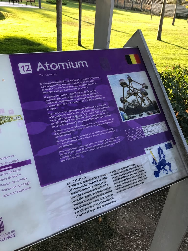 Descriptive Information Panel for Atomium
