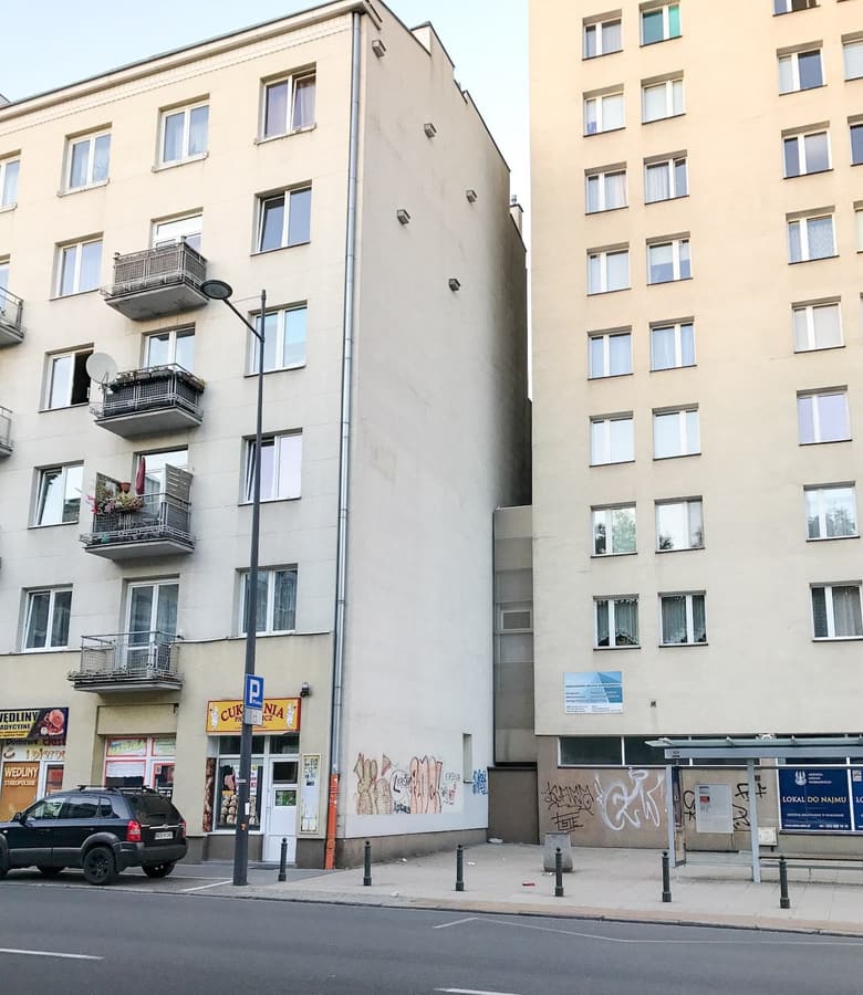 The narrow Keret House wedged between two much larger Warsaw buildings